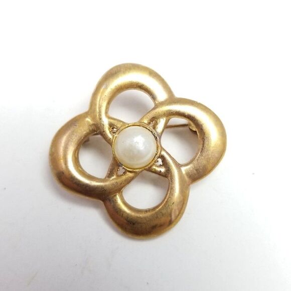 Vintage Gold Tone Flower with Faux Pearl Center, Minimal Design Retro Estate - Picture 1 of 5